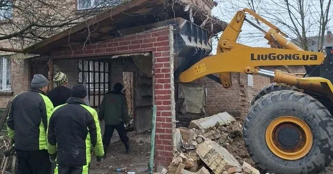 У Луцьку муніципали розвалили нічийну халупу в Старому місті (фото)