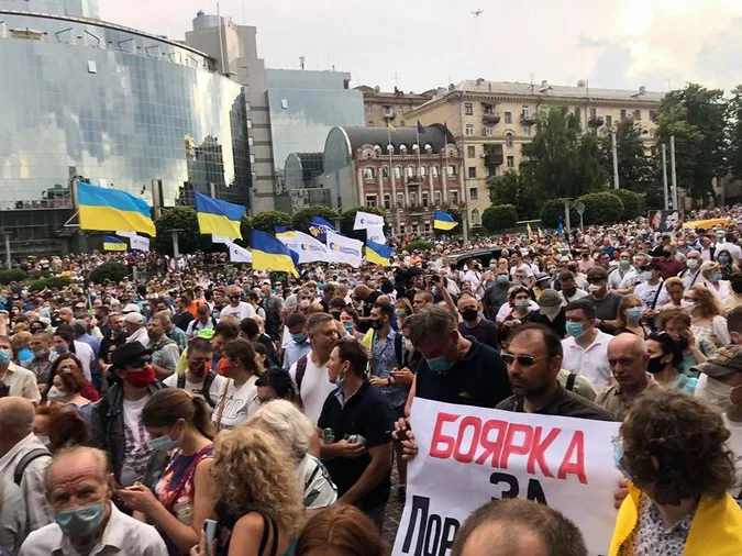 Під Печерським судом зібралися тисячі людей на підтримку Порошенка