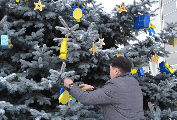 Діти прикрасили ялинку біля Волинської податкової саморобними іграшками (фото)