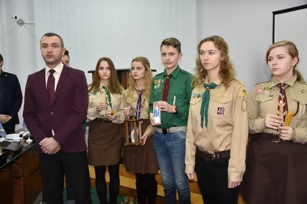 Пластуни принесли у Луцькраду Вифлеємський вогонь миру (фото)