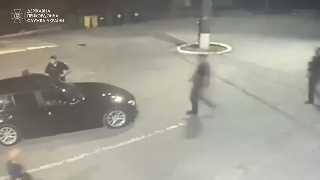 Іноземка хотіла вивезти за кордон напівоголеного українця у багажнику BMW (відео)