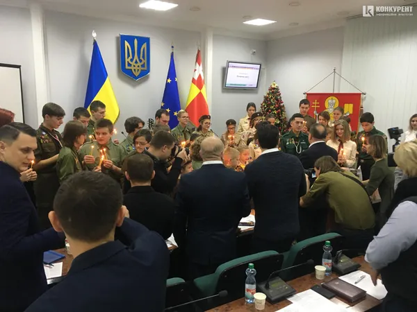 У Луцьку міську раду принесли Вифлеємський вогонь миру (фото)