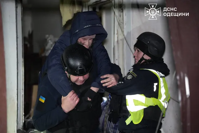 Людей шукають під завалами: показали страшні наслідки масованої атаки на Одесу (фото)