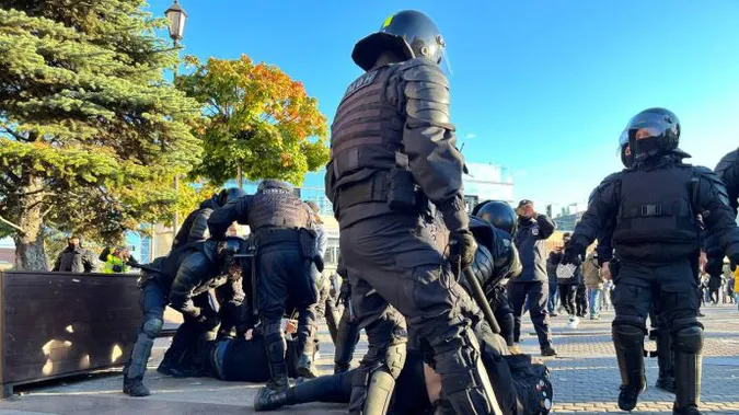 Протести проти мобілізації в рф: сотні затриманих, силовики б'ють людей (відео)