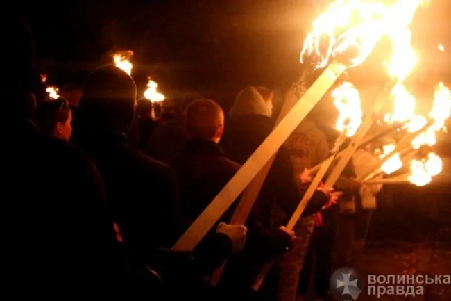 Патріоти зі смолоскипами вийшли на вулиці Луцька (фото) 