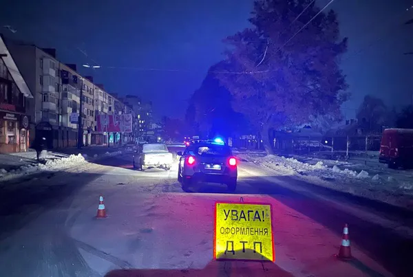 Переходили дорогу: у Луцьку двоє дівчат потрапили під колеса автівок (фото, відео)