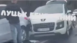 На дорозі – затор: у Луцьку сталася ДТП на Набережній (відео)