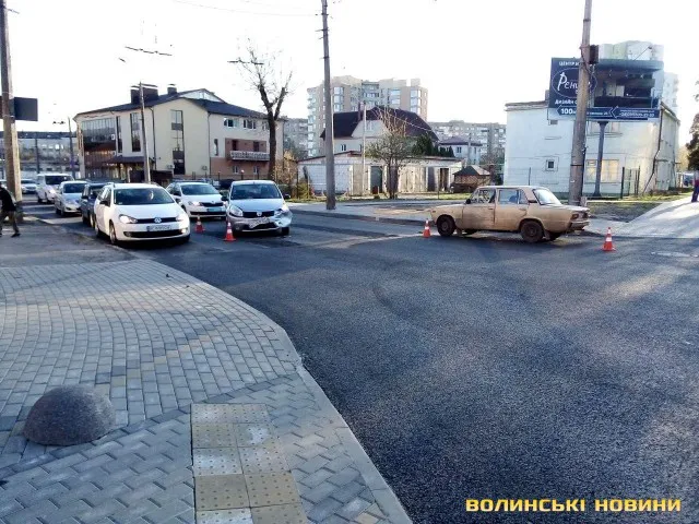 Намагався розвернутись, але не впорався з керуванням: у Луцьку – потрійна ДТП (відео)