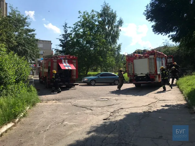 На плиті – їжа, а господарі спали: в Нововолинську диміла квартира (фото)