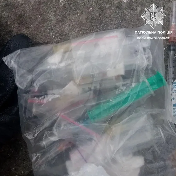Шприци, амфетамін та постріли: у Луцьку патрульні затримали громадян (фото)
