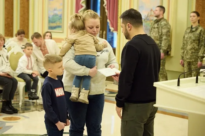 Переїхали на Волинь: Зеленський вручив рідним загиблого Героя-прикордонника сертифікат на квартиру (фото)