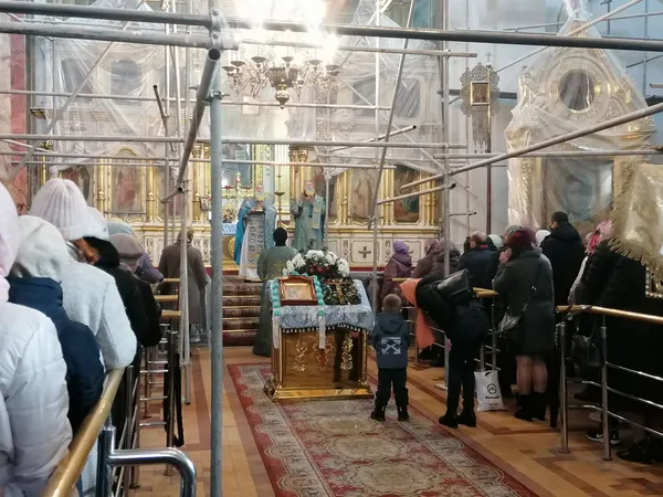 Свічки, молитва й соціальна дистанція: як у луцькому соборі святкують Благовіщення (фото)