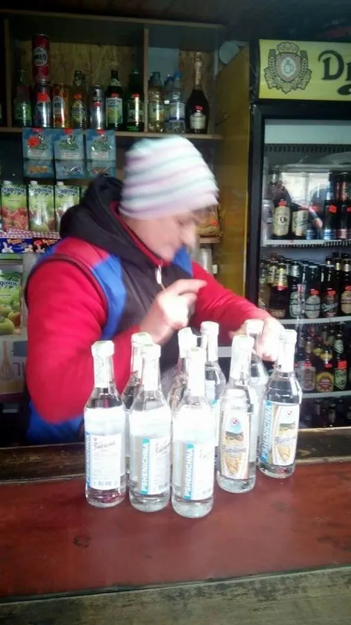В кіоску на луцькій автостанції торгували контрафактним алкоголем (фото, відео)