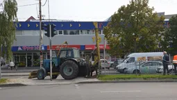 На Соборності у Луцьку монтують дорожнє освітлення (фото)