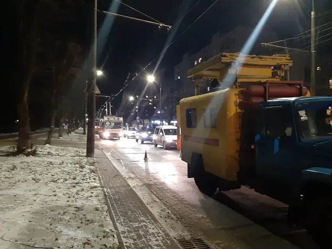 Тролейбуси стоять: у Луцьку на Молоді – обрив контактної мережі (фото)