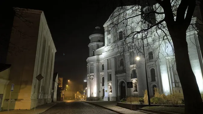 Тривожно-таємничий нічний Луцьк у світлі ліхтарів (фото)