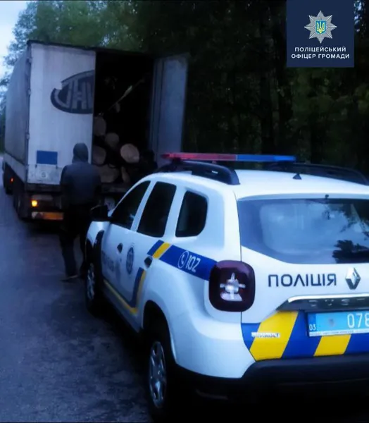 На Волині затримали вантажівку з дубовими колодами (фото)