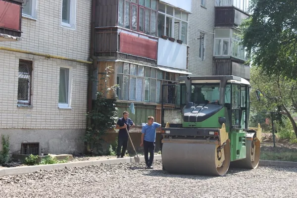У Луцьку триває ремонт прибудинкових територій (адреси)