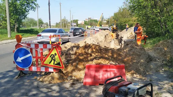 У Луцьку ремонтують водогін діаметром понад пів метра (фото)