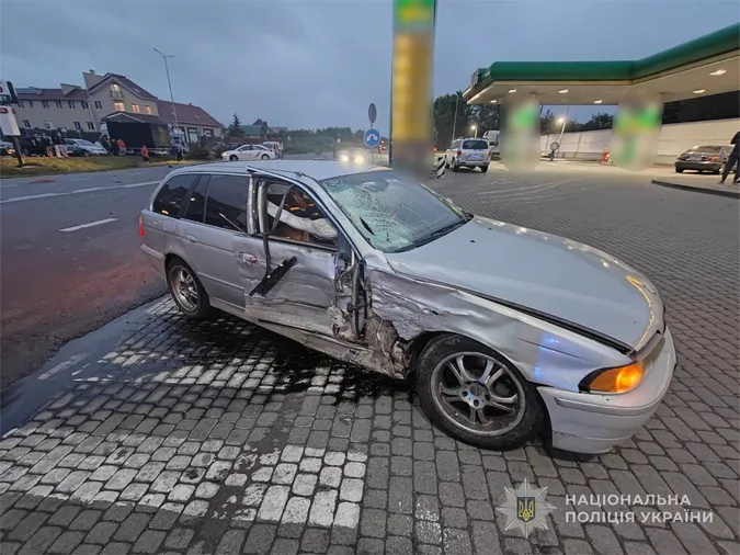 У жахливій аварії на заправці у Луцьку загинув мотоцикліст (фото)