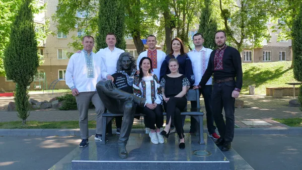 Код нації: волиняни діляться світлинами у вишиванках (фото)