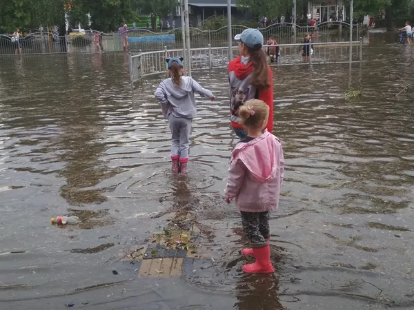 У Луцьку біля «Салюта» у «водяному полоні» опинилася швидка (фото)