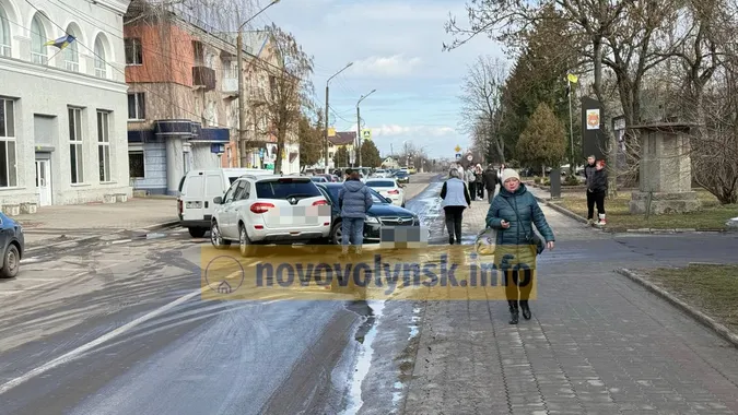 У центрі Нововолинська зіштовхнулися автівки – рух ускладнений (фото)
