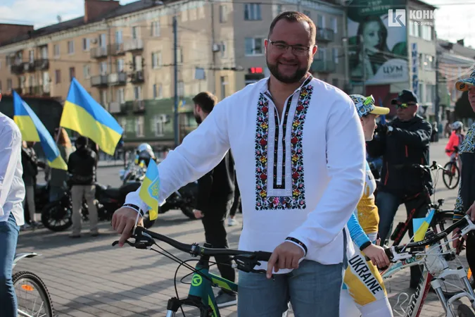 Шоломи і вишиванки: як у Луцьку минув велопробіг до Дня міста (фото, відео)