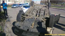 ДТП на Чорновола: авто в'їхало в дерево і перекинулося на дах (фото, оновлено)