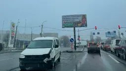 У Луцьку на Дубнівській водій Volkswagen зніс стовп (фото, оновлено)