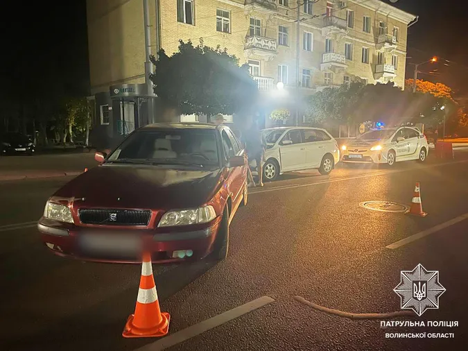 У центрі Луцька вночі зіткнулися Skoda та Volvo (фото)