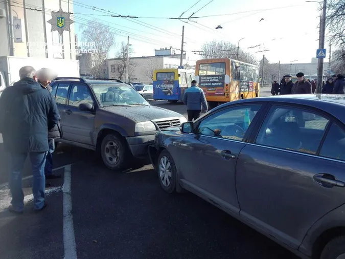 Аварія в Луцьку: чотири побиті автомобілі через один неправильний рух