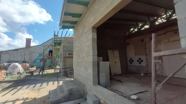 На Волині відновлюють будинок, на який впали уламки ракети (фото)
