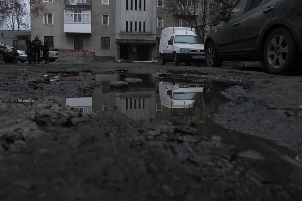 Комунальники перерили луцький двір, а місто не хоче його ремонтувати (фото)