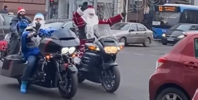 У центрі Луцька помітили святого Миколая на мотоциклі (відео)