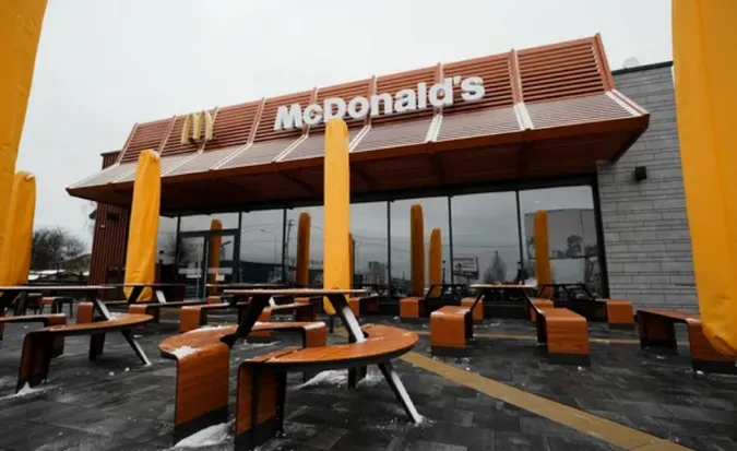 Верещали і штовхалися: що коїлося на відкритті McDonald's у Ковелі (відео)