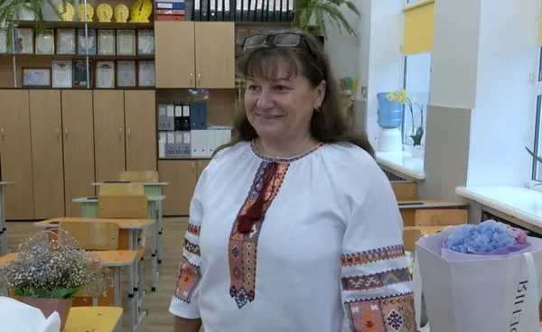 «Я її майже не бачу»: військовий у Луцьку повів доньку до першого класу (фото, відео)