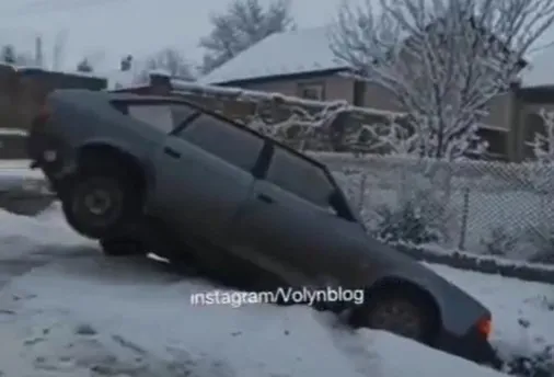 У Горохові через ожеледицю автомобіль з'їхав у кювет (відео)