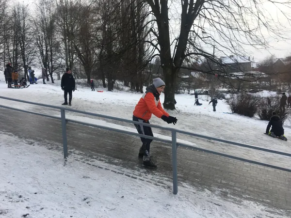 Рум'яні, захекані та щасливі: як розважалися у луцькому парку (фото, відео)