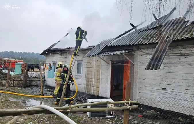 У Луцькому районі спалахнув будинок