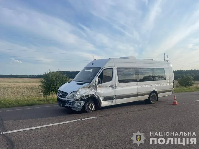 Виїхав на «зустрічку»: на Волині маршрутка протаранила вантажівку (фото)