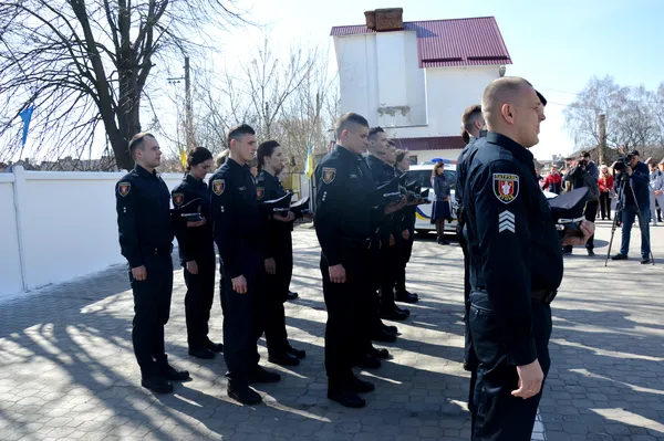 Нові патрульні поліцейські розповіли, як треба себе поводити на Пасху (фото)