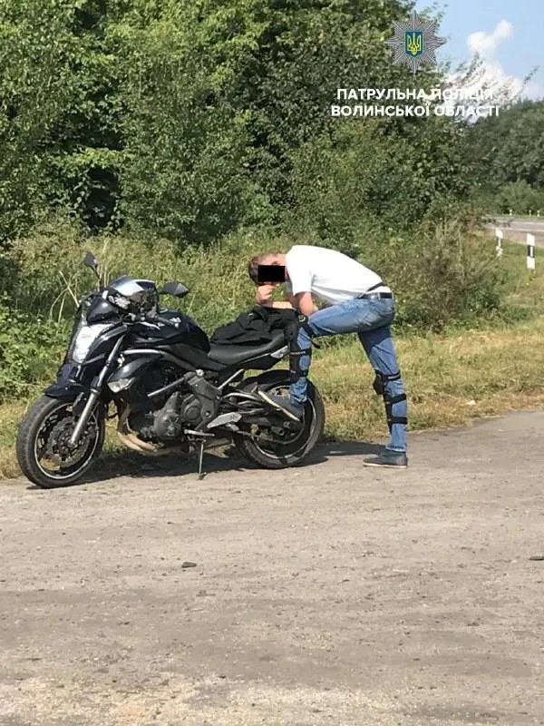 П'яний мотоцикліст намагався підкупити волинського патрульного