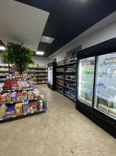 У центрі Луцька продають мінімаркет (фото)