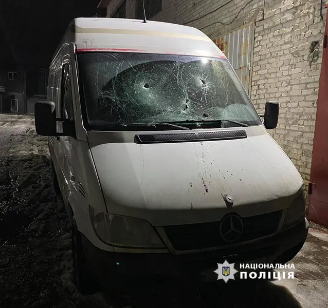 У Луцьку п'яний чоловік розбив скло в «ауді» та «мерседесі» (фото)