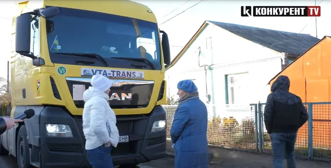 Будинки тріщать: мешканці Луцька перекривають вулицю через фури (відео)