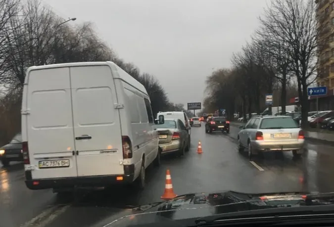 У Луцьку бус зіткнувся з двома легковиками (фото)