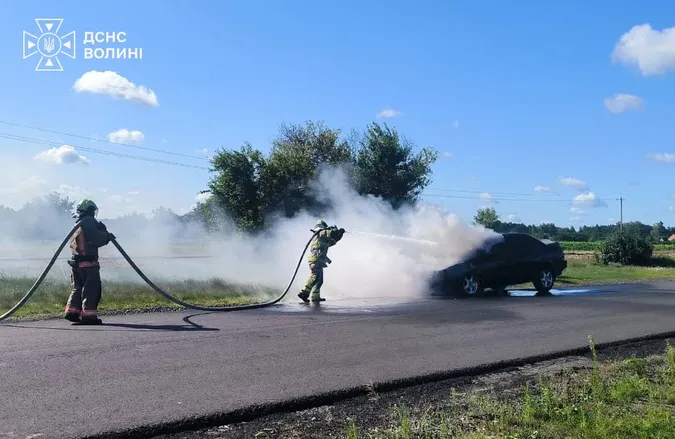 На Волині посеред дороги загорівся автомобіль: що сталося (фото)