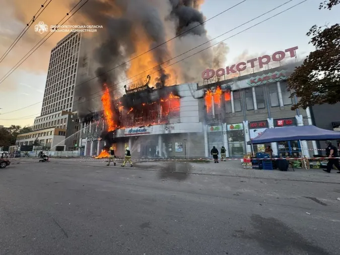 росія вдарила по Дніпру: знищено ТРЦ, є поранені (фото)
