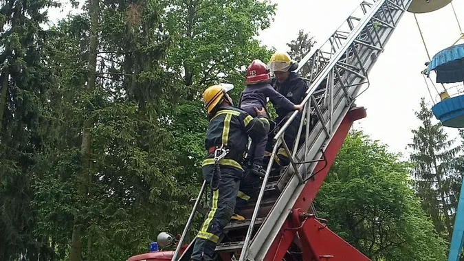 У Луцьку люди застрягли на «чортовому» колесі (фото, відео, оновлено)